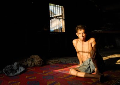 Portrait d'un homme dans sa maison, village de Sra Srang, province de Siem Reap.