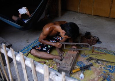 Jeunes hommes, lecture et artisanat. Fabrication de marionnettes en bois, village de Sra Srang, province de Siem Reap.