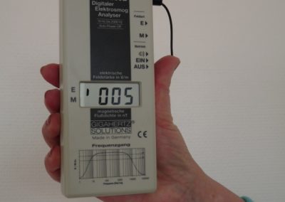 Appareil de mesure de la pollution électrique et magnétique dans une habitation