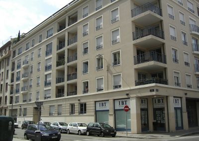 Balcon de l’immeuble qui pointe vers…
