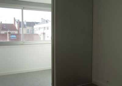 Chambre 10M2 avec partie mur en tole