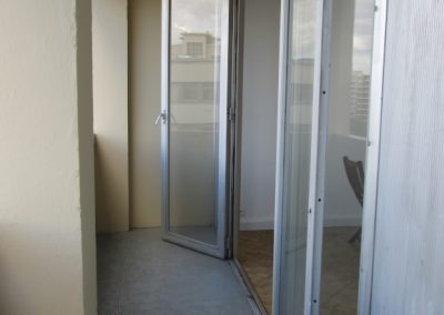 Balcon avant, impossible à meubler à cause des porte-fenêtres ouvrant vers l'extérieur