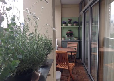 Balcon fleuri et brise vue