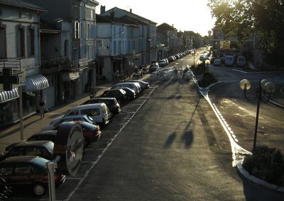 La circulation des voitures dans ce village se faisait avec l’énergie des voitures arrivant face à l’habitation d’où est prise la photo. C’est une énergie agressive avec crissements de pneus. Pour les habitants, il y a un stress énergétique constant. Le Feng Shui ne recommande pas les habitations perpendiculaires à la circulation. De fait la Mairie a récemment changé le sens de la circulation.