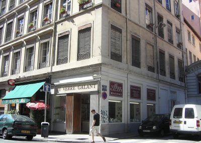 Lyon 1er, commerce et entreprise en coin ou coincé entre deux constructions. Difficulté à réussir.