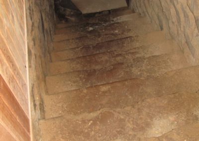 Descente dans la cave en pierres