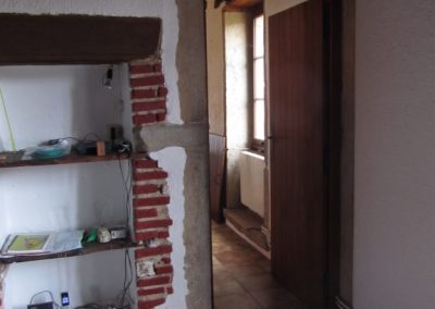 La cheminée avec les niches