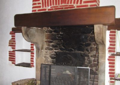 La cheminée avec les niches