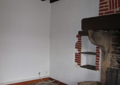 La cheminée avec les niches