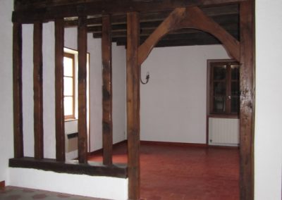 Salle à manger vidée avec carreaux de ciment anciens