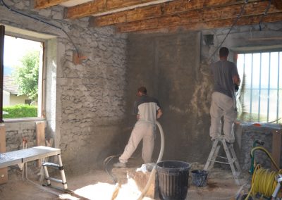 Matériau projeté et aplani à mesure