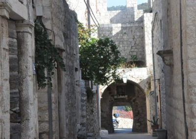 Hvar entre les maisons avec colonnes romaines