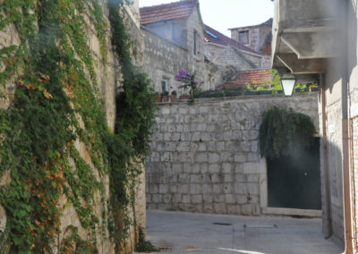 Hvar maison derrière des murs hauts