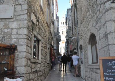 Korcula ruelle qui marque le début de la montée