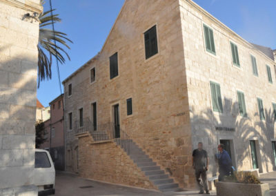 Korcula rue avec habitants